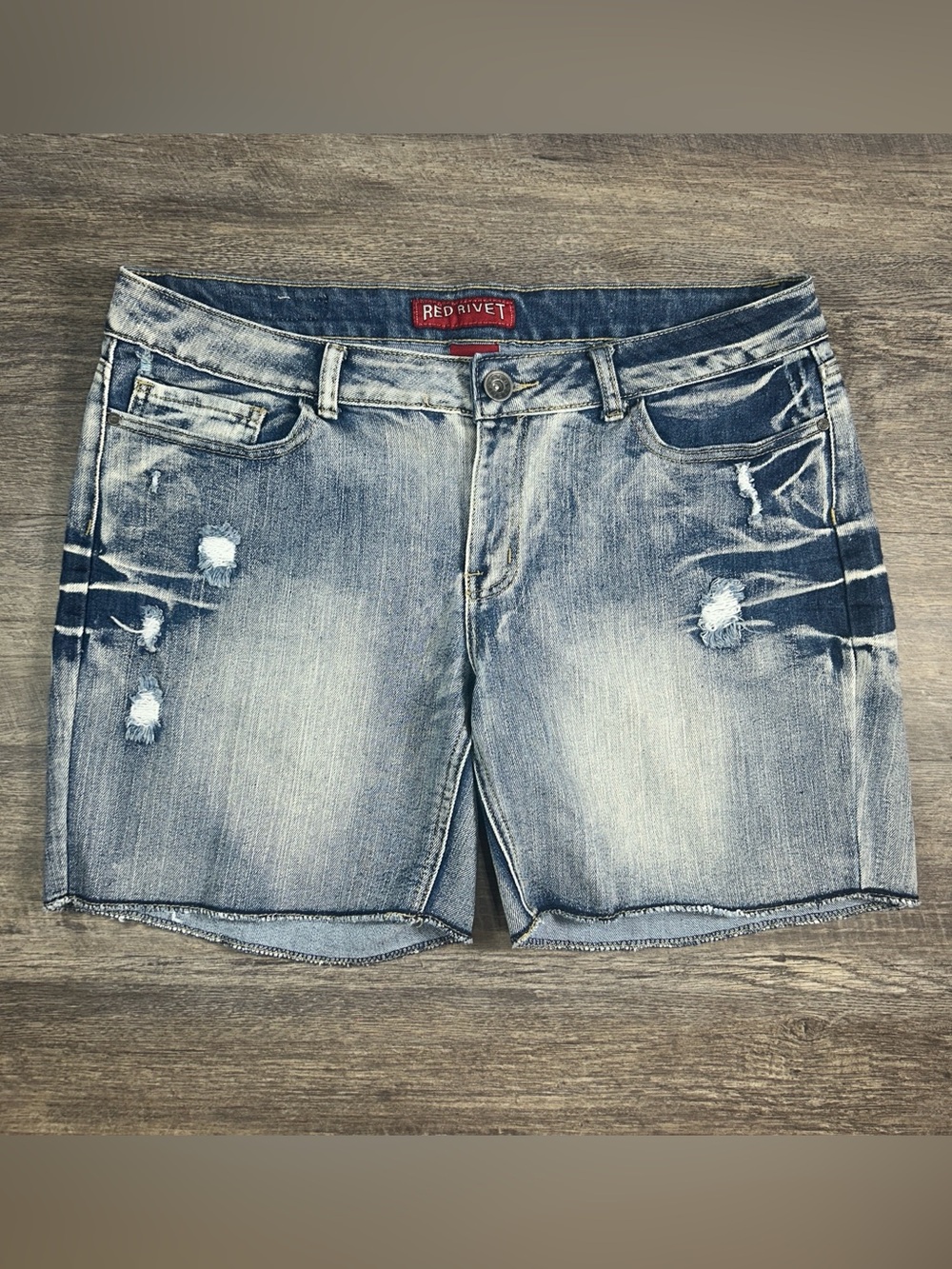 (0009) Women’s/Juniors: 17 Red Rivet Denim Shorts- T1
